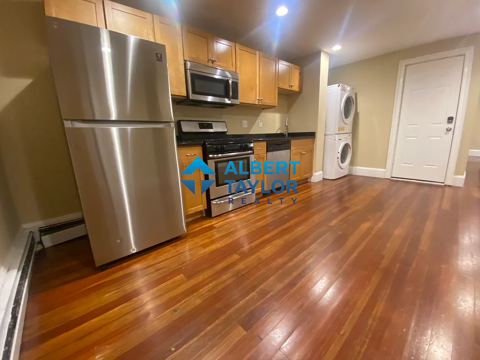 5 bed, 1400 sqft, $9,000 — Photo 2