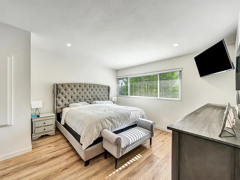 10231 Independence Ave — Photo 32