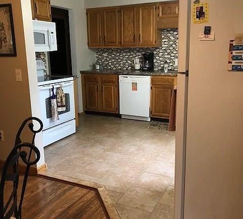 4th image of 7 Candlewick Dr