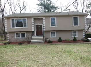 7 Woodland Dr, Oak Ridge, NJ 07438
