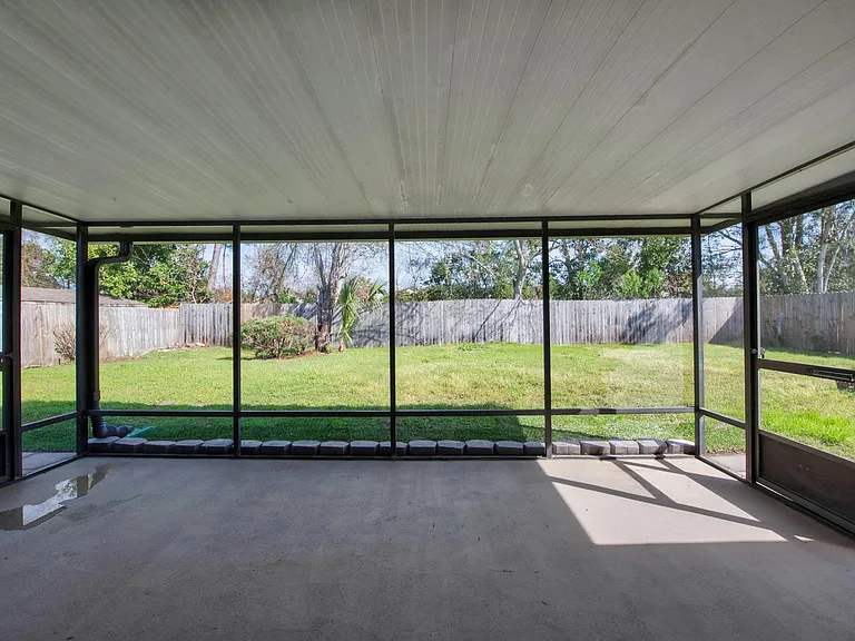9568 Brentwood Blvd — Photo 32