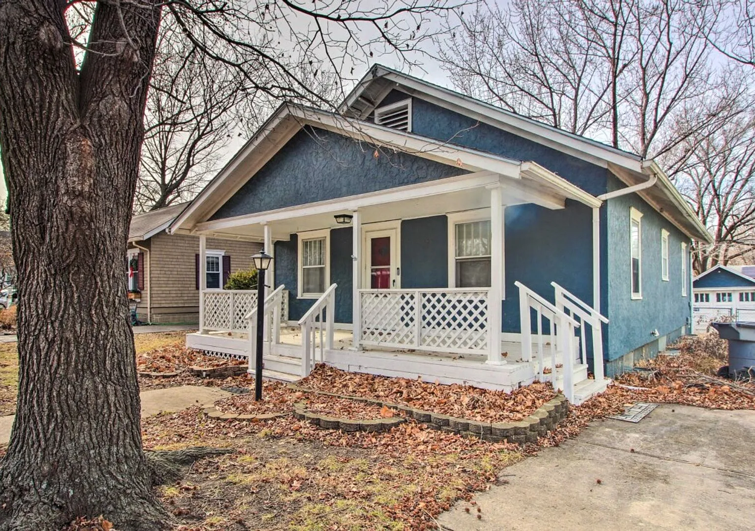Newly remodeled, fully furnished adorable bungalow in a great location! — Photo 3
