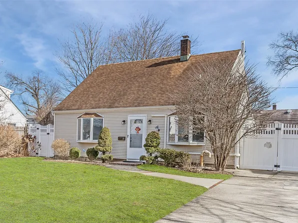 35 Buttercup Lane, Levittown, NY 11756