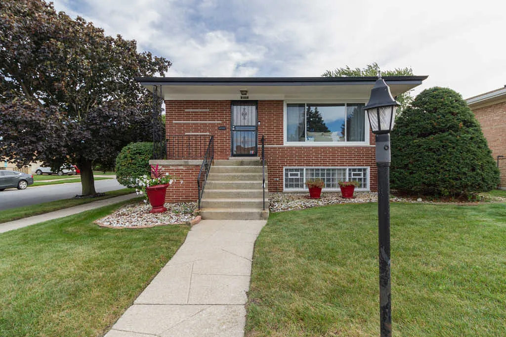 1501 Memorial Dr photo 1