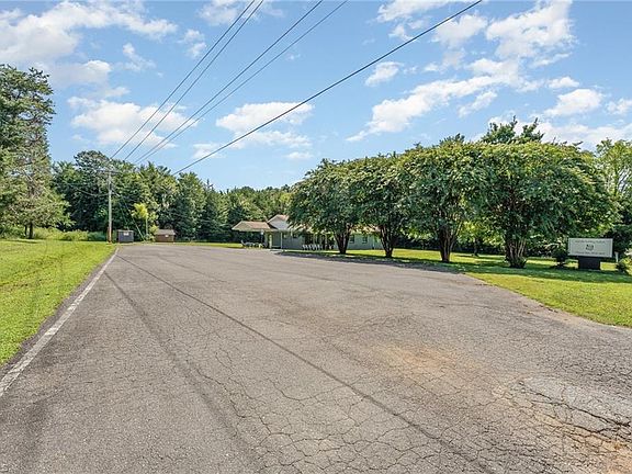 5th image of 1590 Farmington Rd