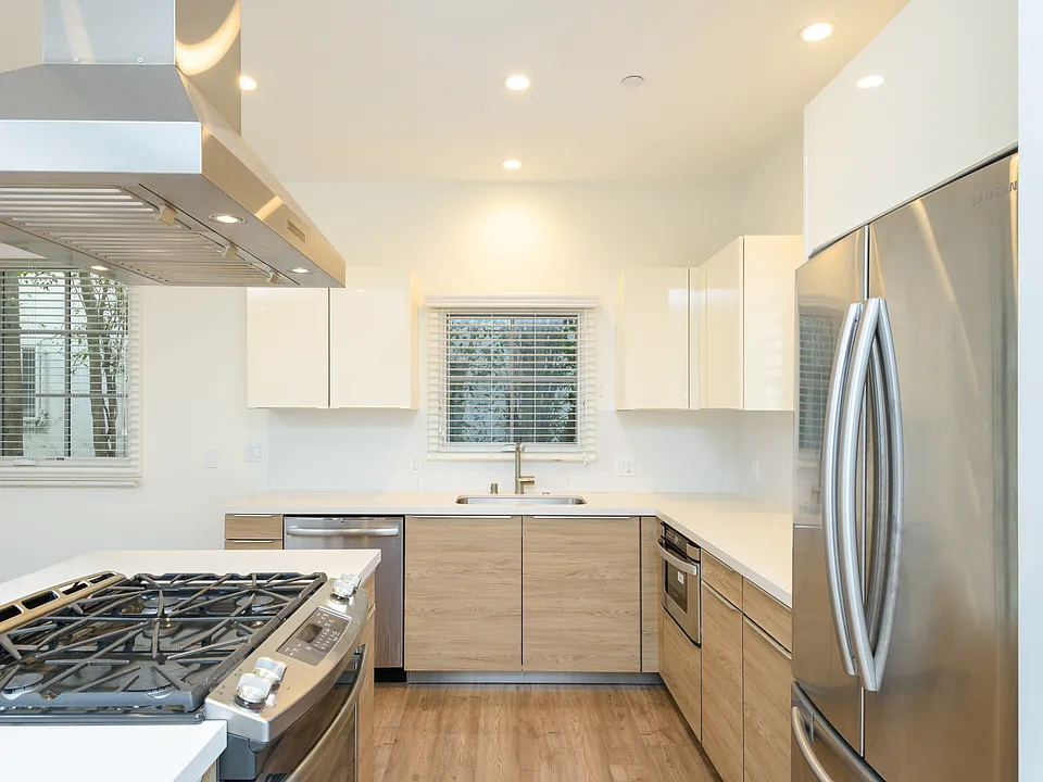 128 S Canon Dr