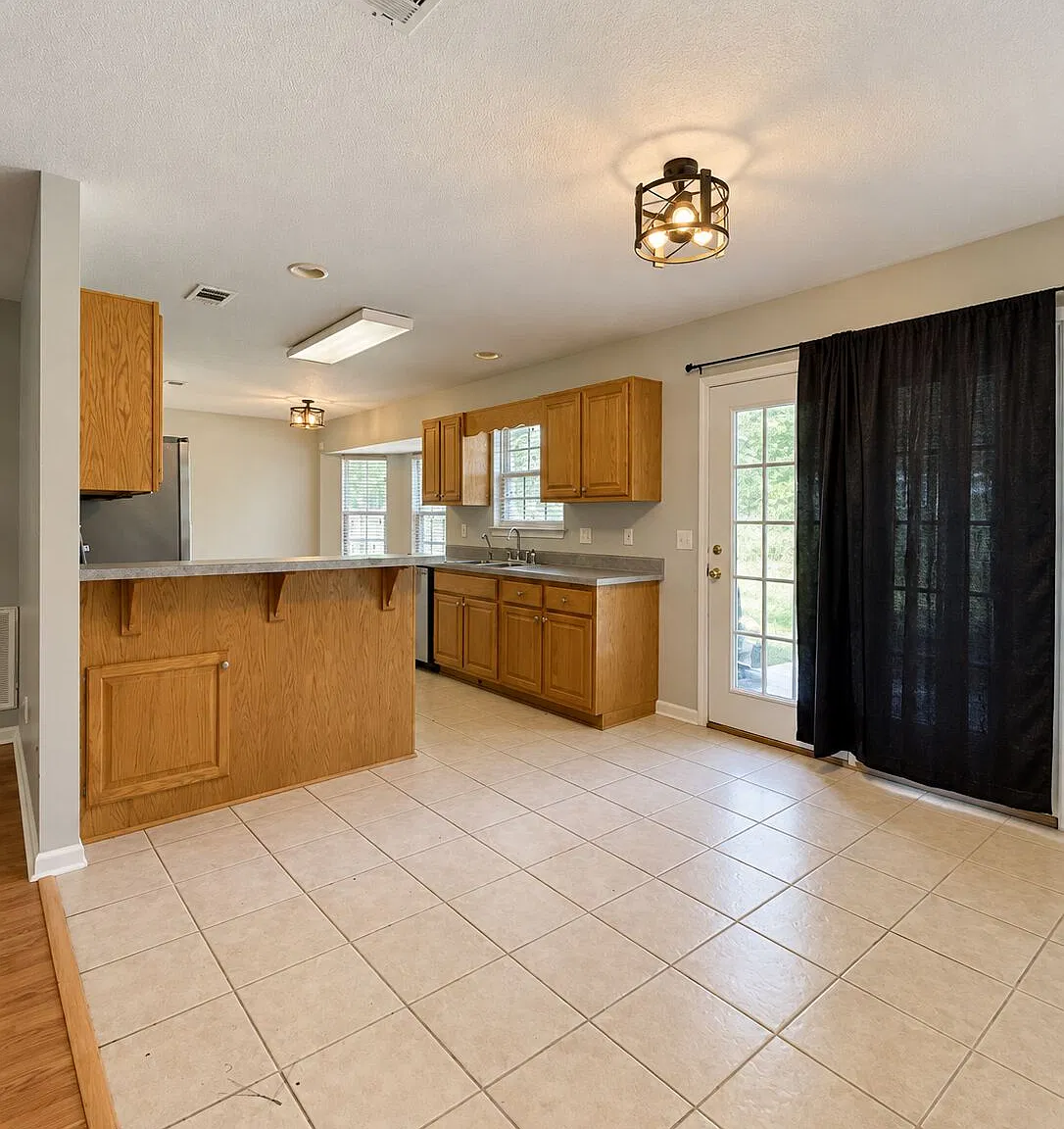 3 bed, 2.0 bath, 1424 sqft, $1,850 — Photo 4