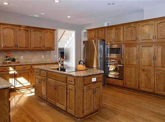 5th image of 7536 N Lenox Ave