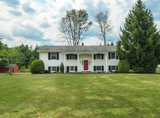 9390 Madison Rd, Montville, OH 44064