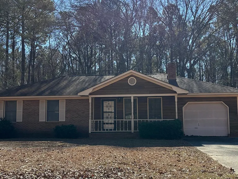 1460 Crowndale Dr — Photo 2