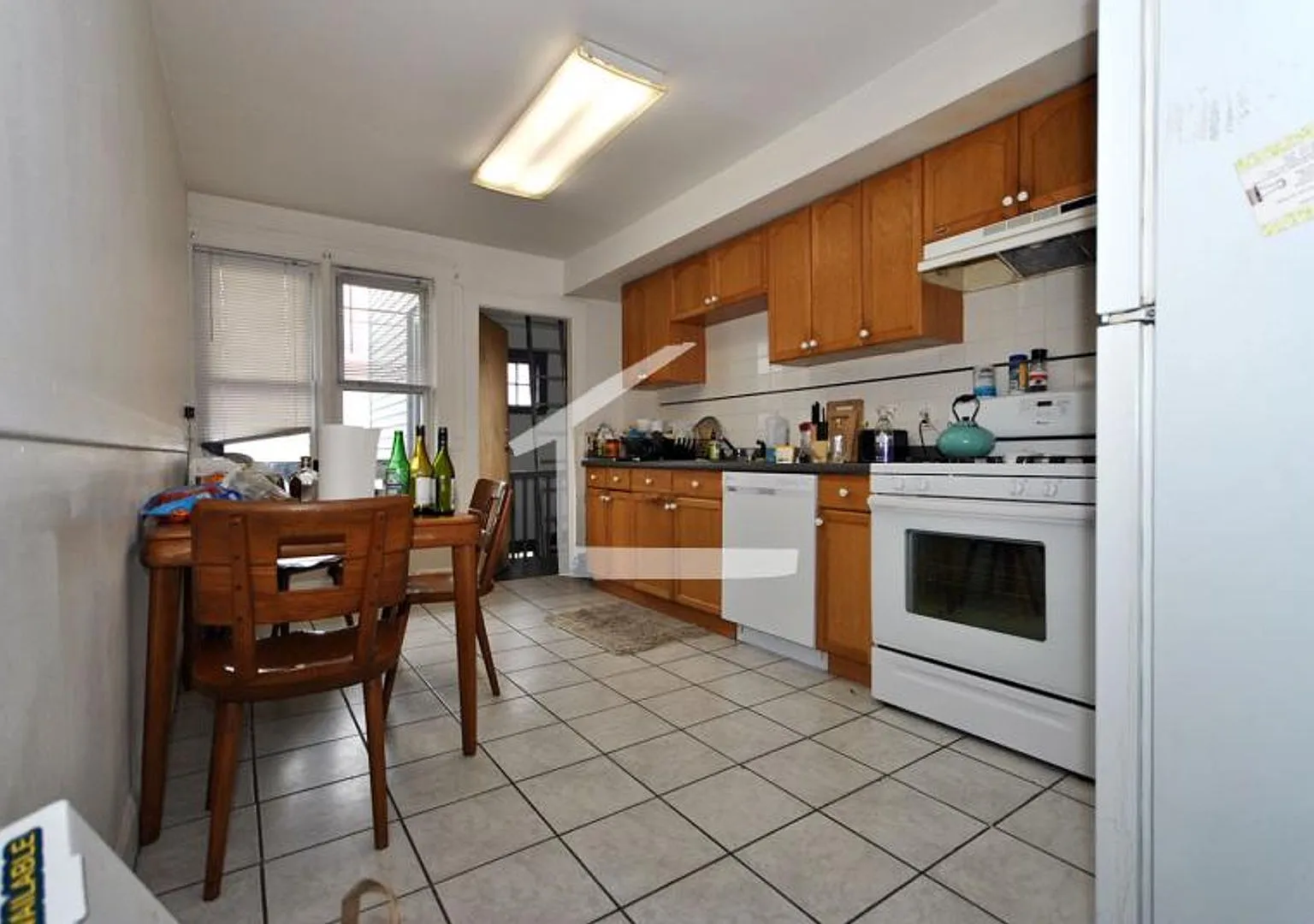 Nice 3 bed in oak square — Photo 4