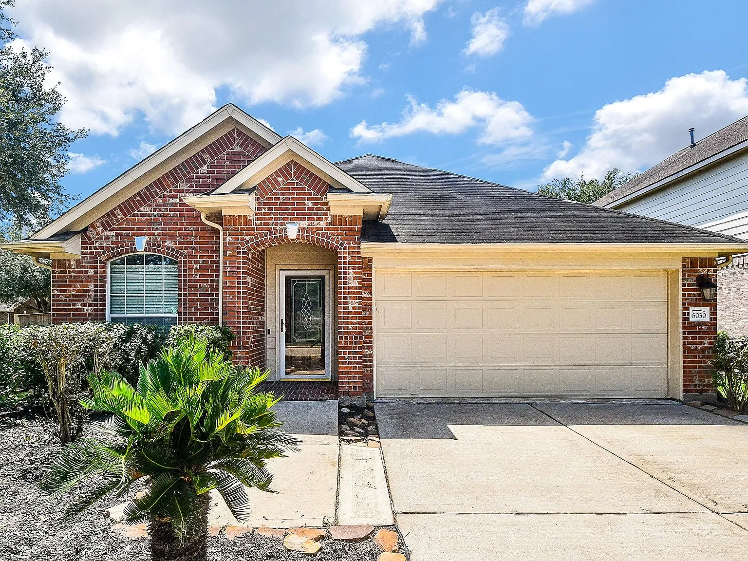3 bed, 2.0 bath, 1634 sqft, $2,200 — Photo 2