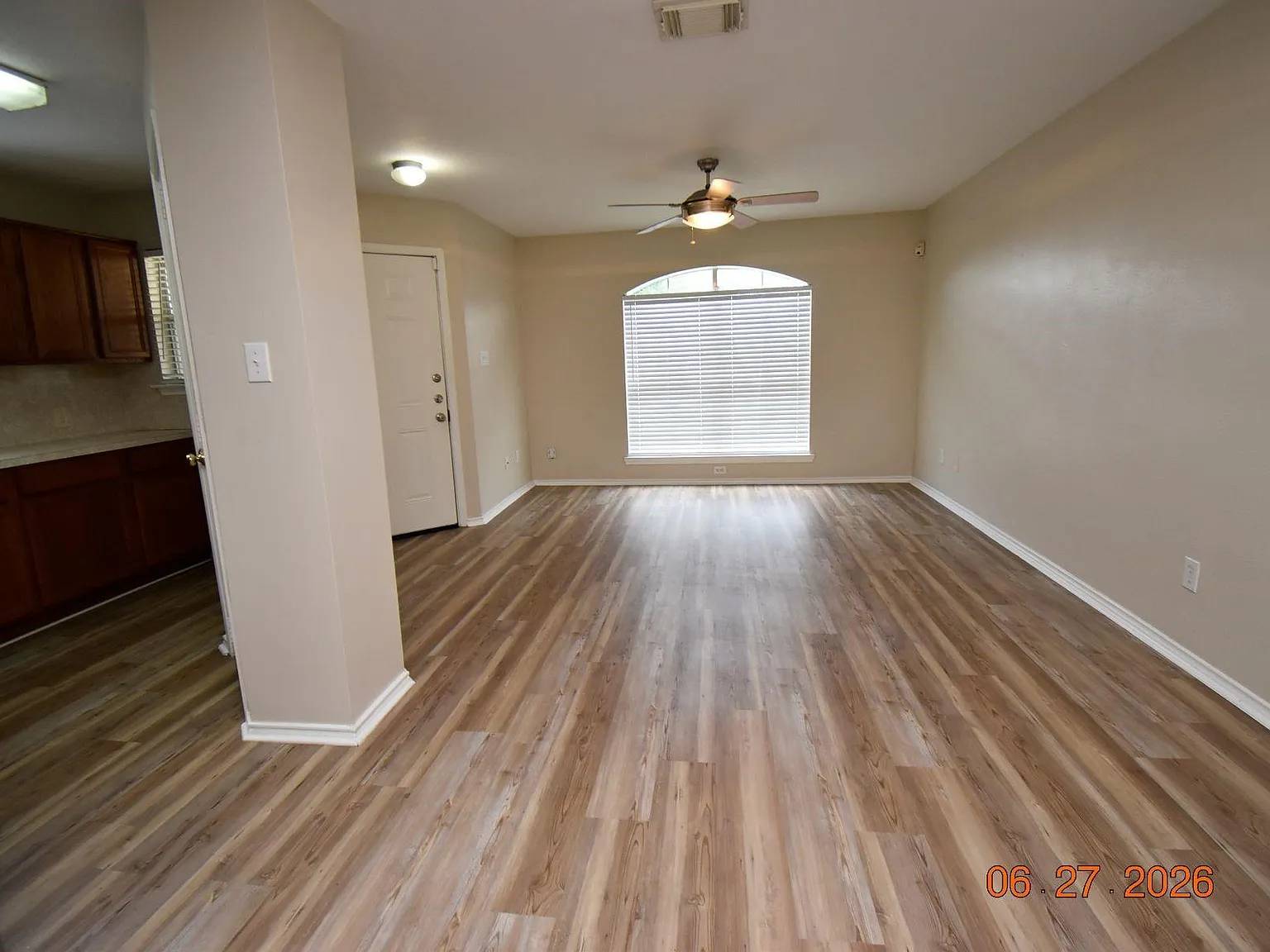 3 bed, 2.0 bath, 1069 sqft, $1,800 — Photo 4