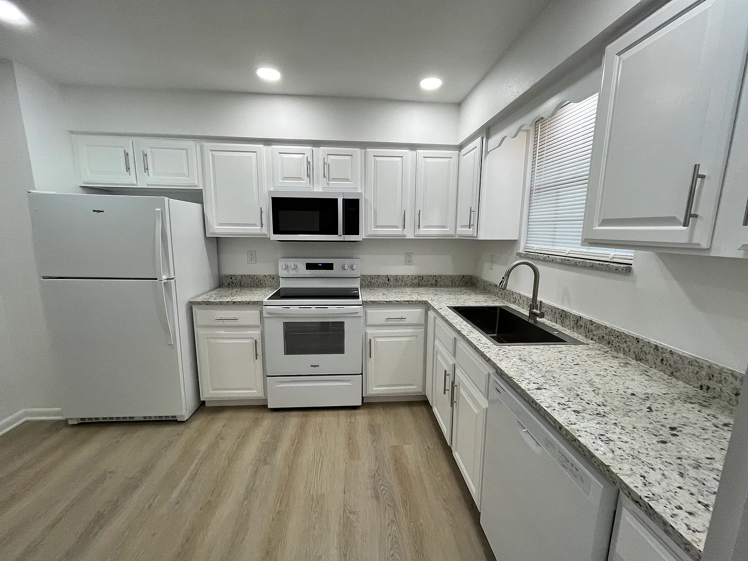 2 bed, 1052 sqft, $1,400 — Photo 2