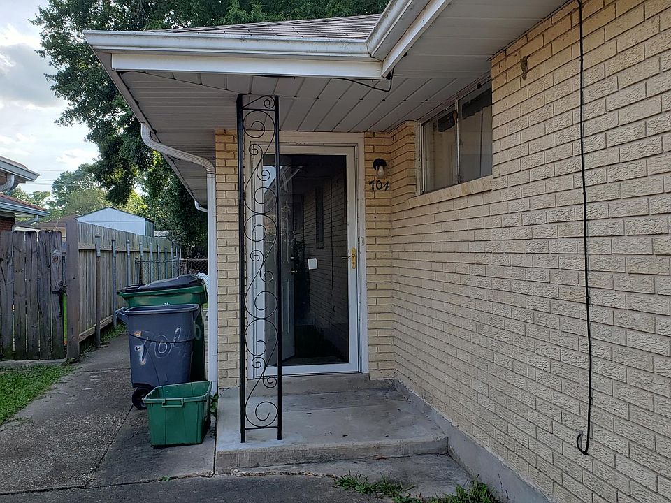 Front door with a side yard and parking for 2 cars