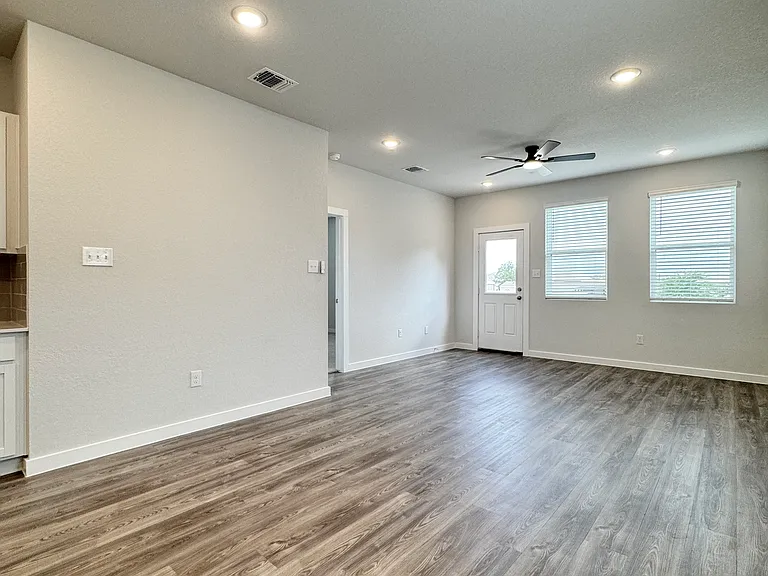 14702 Emerio Dr — Photo 6