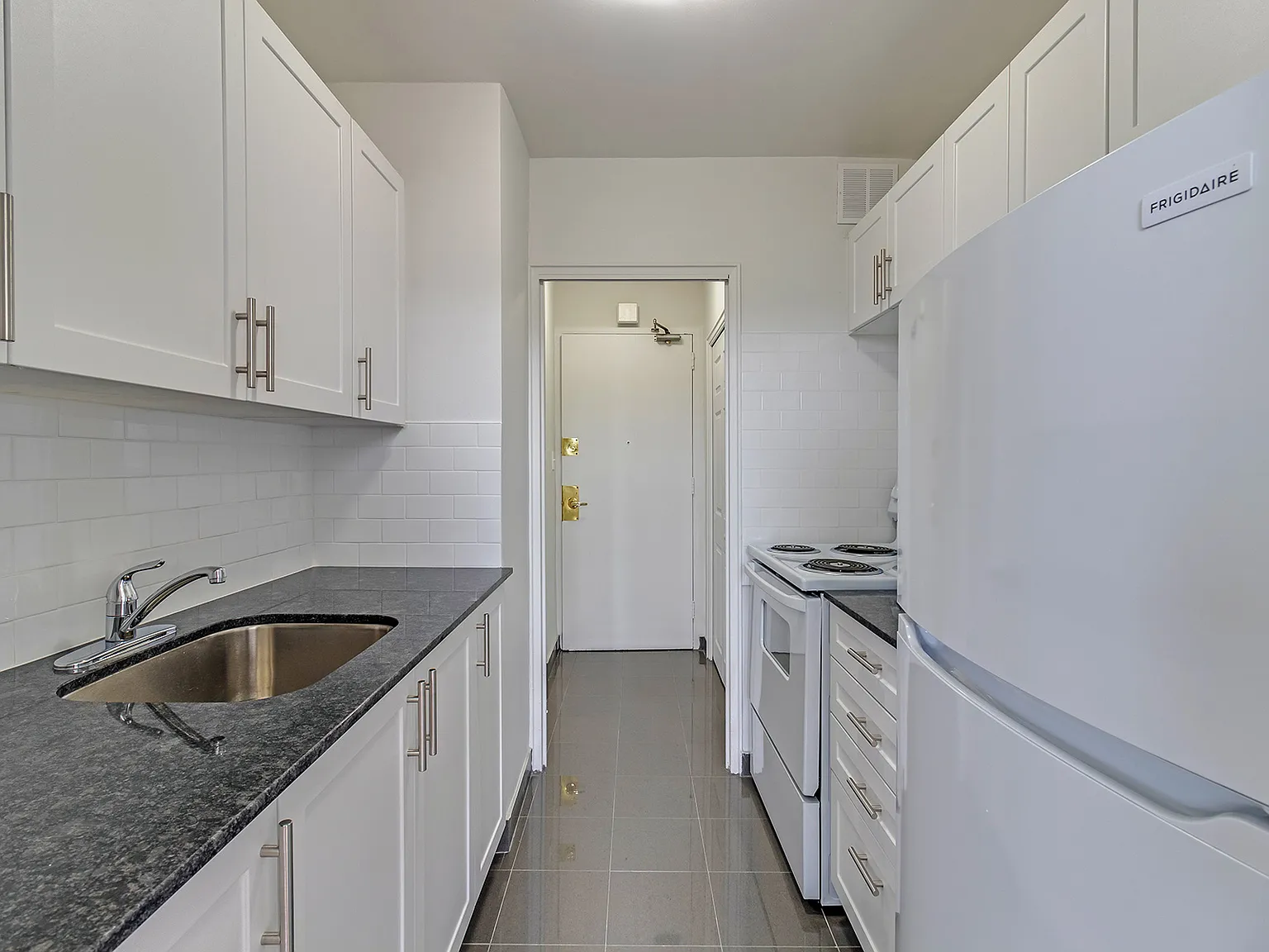 2900 Bathurst Street - Emerald Towers — Photo 2