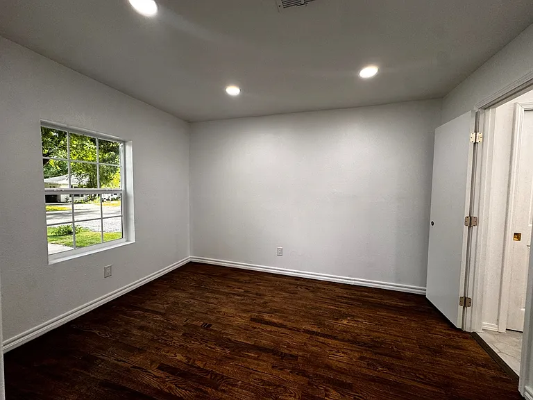 1117 W Symmes St — Photo 13
