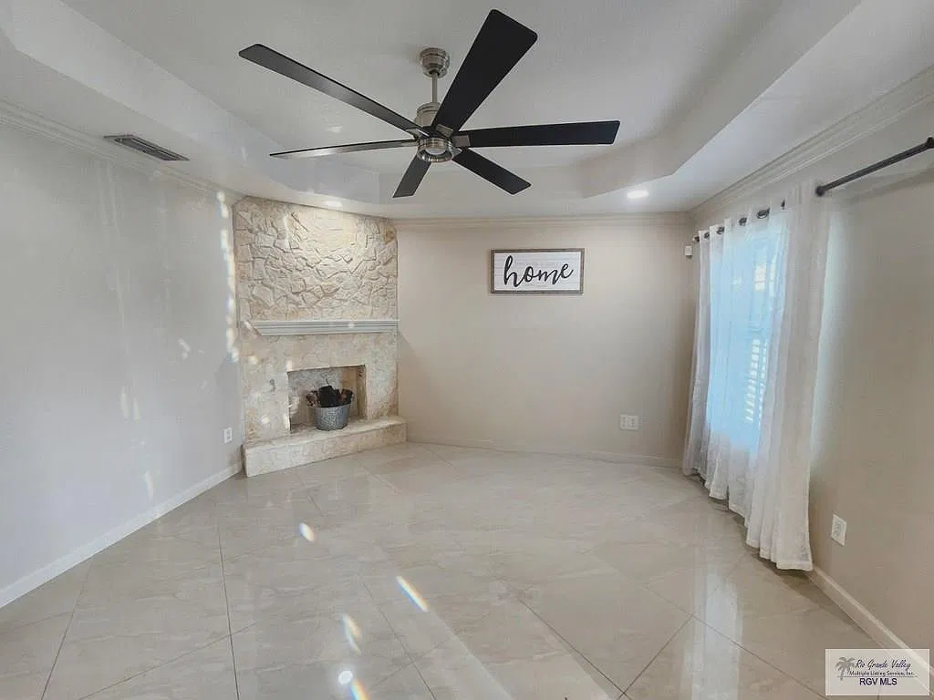 4 bed, 2.5 bath, 1348 sqft, $2,200 — Photo 4