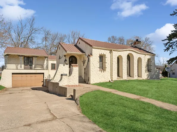 4322 Shoreline Dr, Robbinsdale, MN 55422