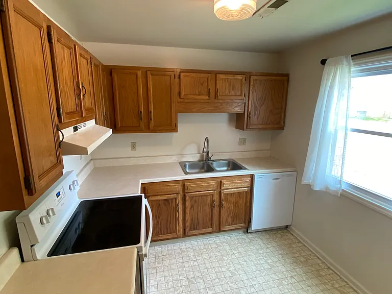 703 Montgomery St — Photo 5