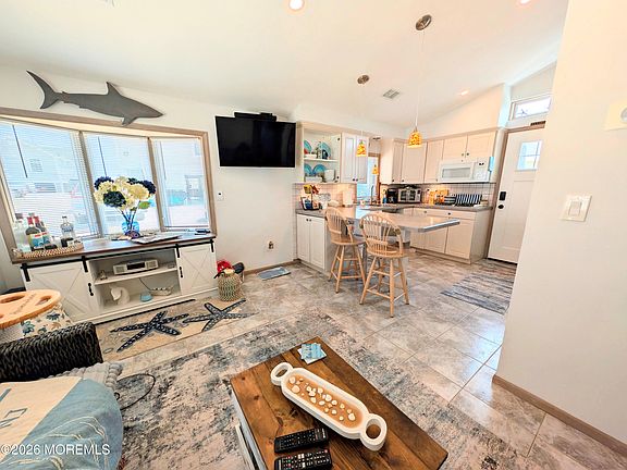 4th image of 21 E Penguin Way