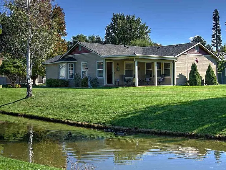 885 E Monarch St — Photo 32