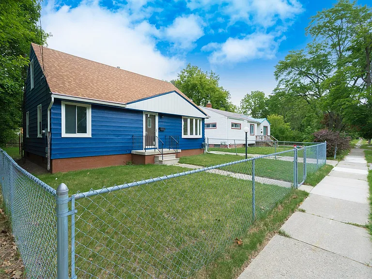 610 W Austin Ave — Photo 1