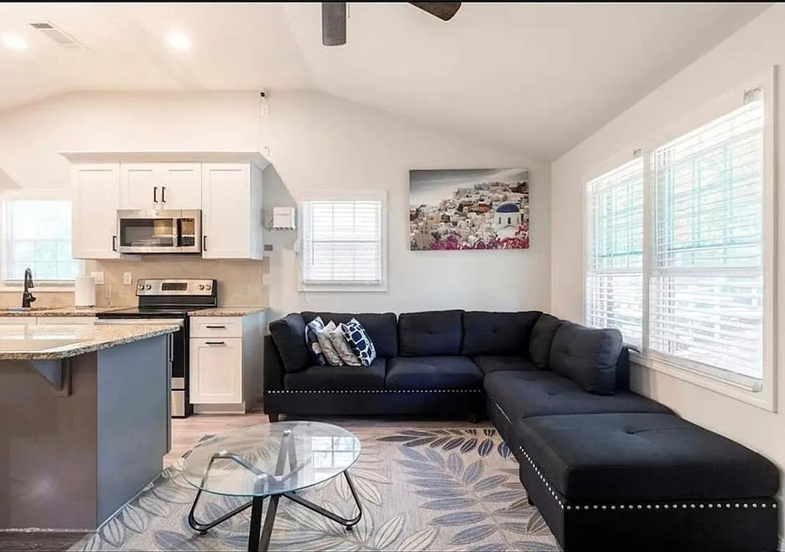 Room in 5 Bedroom Home at Cedar Ave NW — Photo 4