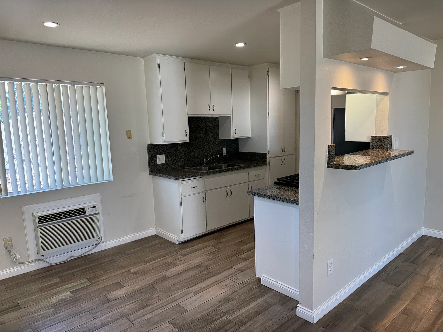 25452 Cole St — Photo 2
