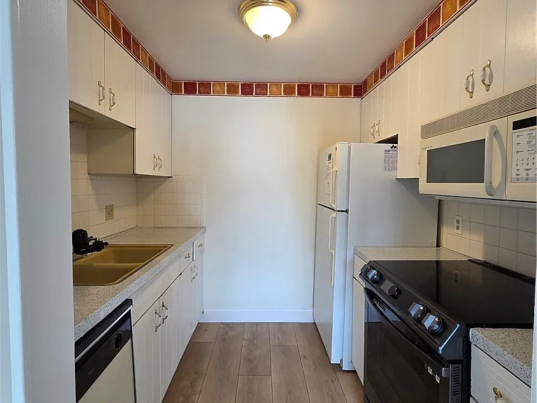 55 Greenwich Dr #4 — Photo 10