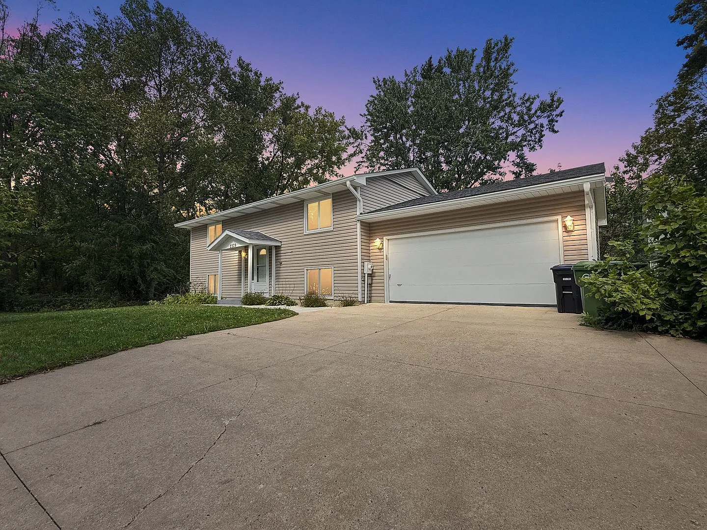 4 bed, 2.0 bath, 1734 sqft, $2,600 — Photo 1