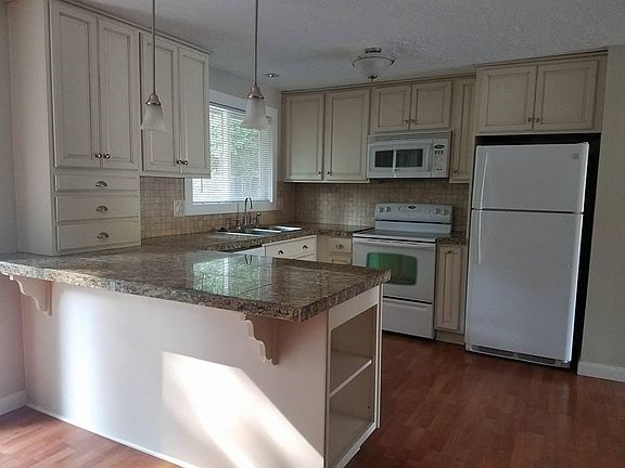 Gorgeous custom Thomasville kitchen with granite