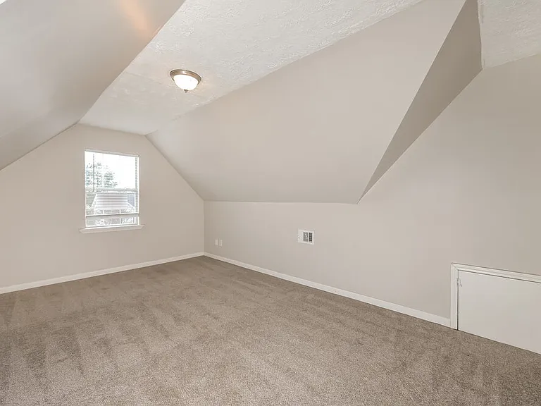 812 Lorraine Ln — Photo 9
