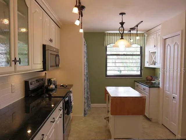 2 bed, 2.0 bath, 1408 sqft, $3,200 — Photo 3