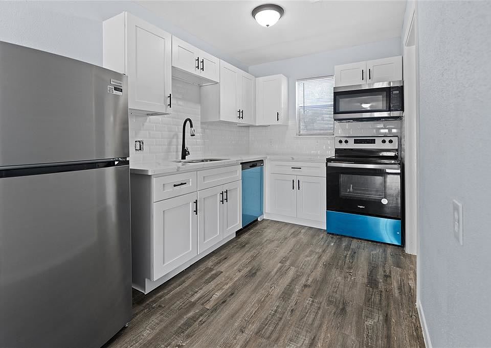 1st image of 928 Post Office St #13