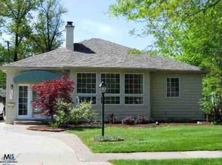 1171 Hawthorne Rd, Grosse Pointe Woods, MI 48236