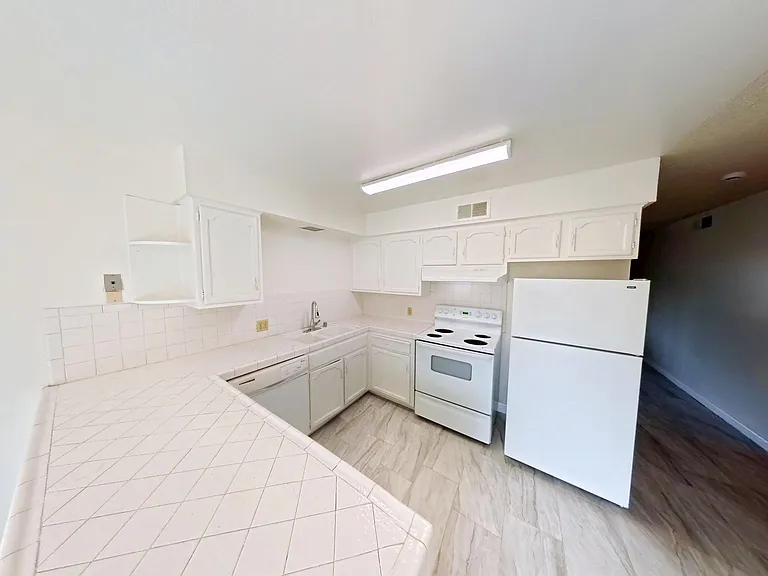 645 W Clinton Ave #B — Photo 2