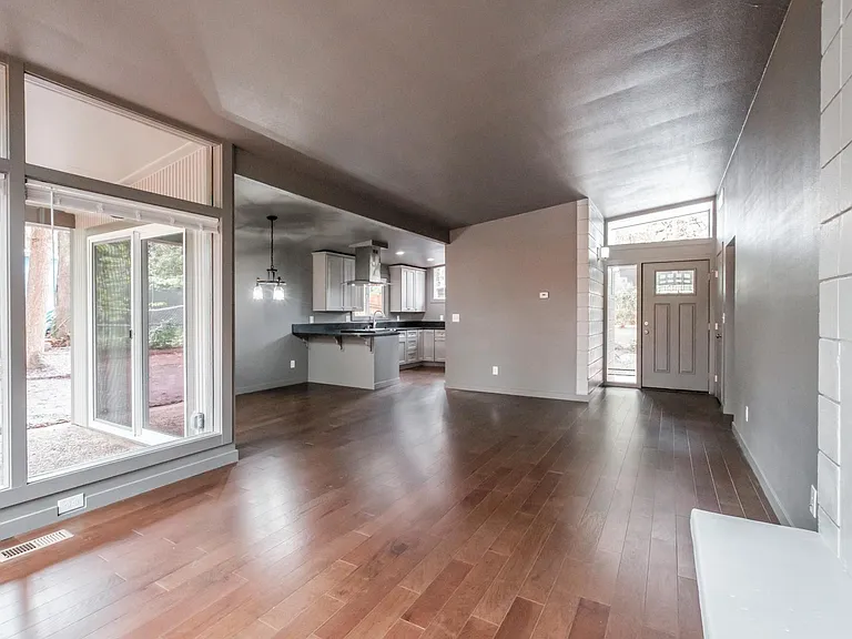 837 Woodmansee St SE — Photo 8