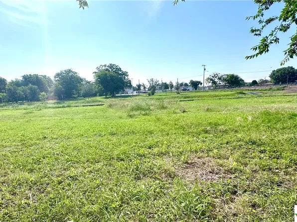 1309 Aldama St, Seguin, TX 78155