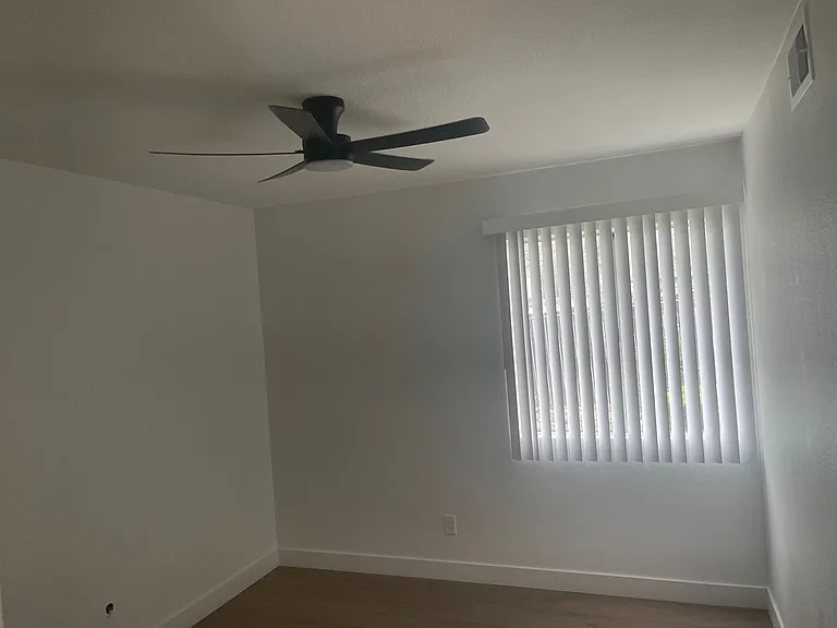 2555-2545 2559 White Oak Pl — Photo 6