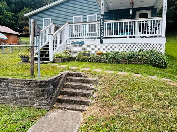 488 Boonesborough Rd, Deep Water, WV 25057