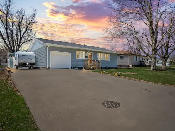 5115 Kesler Rd NW, Cedar Rapids, IA 52405