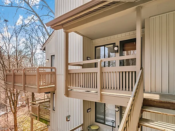 562 Meredith Ln, Cuyahoga Falls, OH 44223