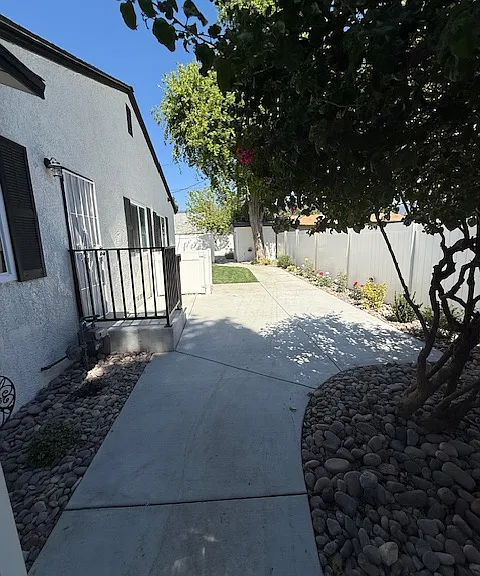 696 Courtland Dr — Photo 23