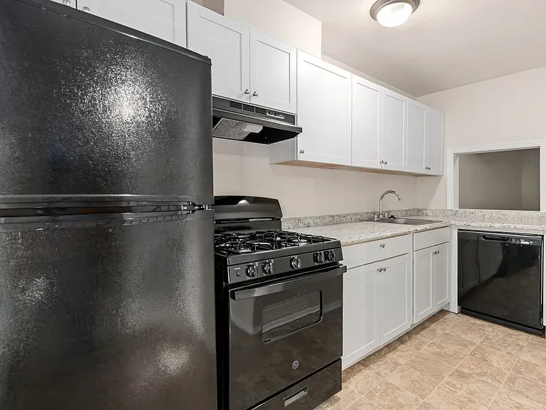 Blue Ridge Crossing Apartments & Townhomes — Photo 6