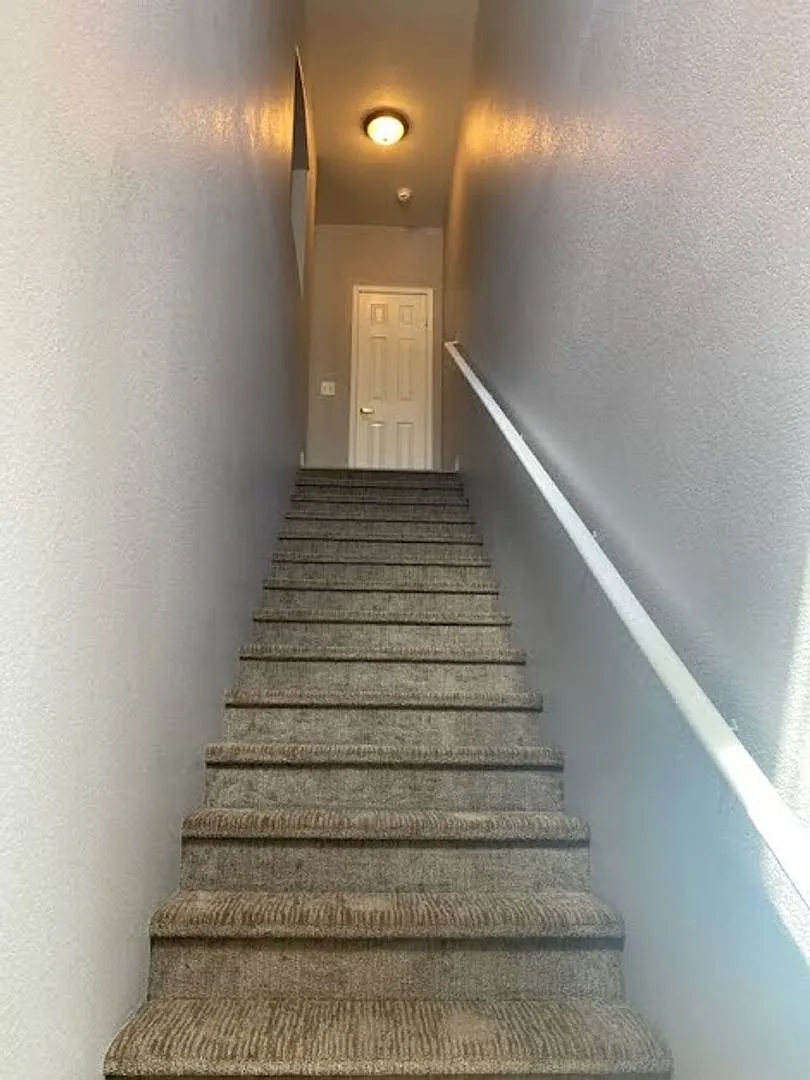 Luxurious One Bedroom Available for Immediate Move In — Photo 3