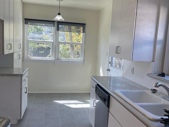Bright Spacious Kitchen