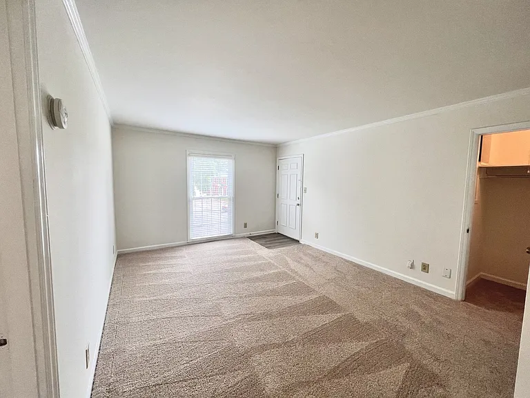 Elmhurst — Photo 18