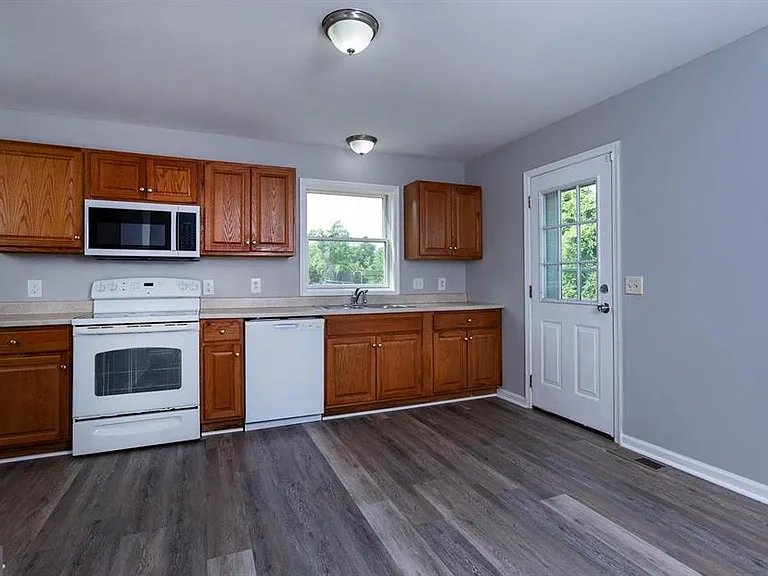 1041 Oberlin Rd — Photo 12